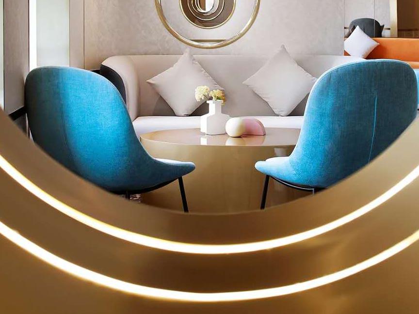 金（jīn）色不鏽鋼邊框