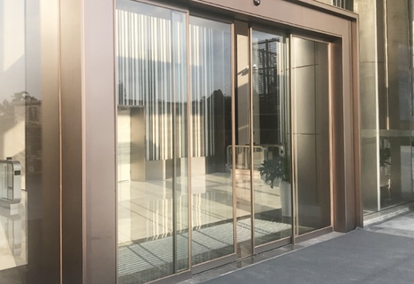 多變的不鏽鋼屏風讓生活充滿詩意