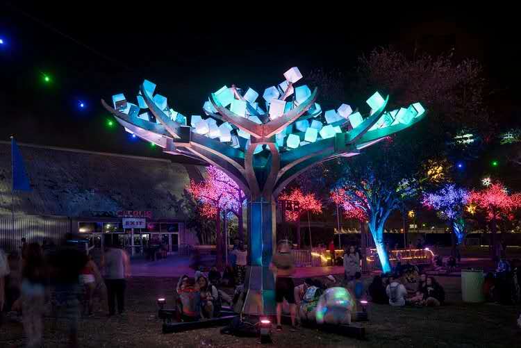 大樹不鏽鋼雕塑