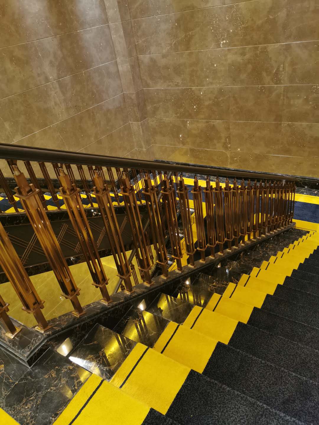 家（jiā）用金色高端（duān）不鏽鋼樓梯（tī）扶手