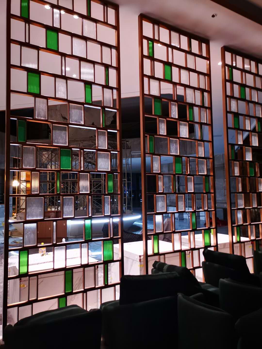 高檔餐廳不(bú)鏽鋼屏(píng)風隔斷 高檔餐廳不鏽鋼屏風隔斷