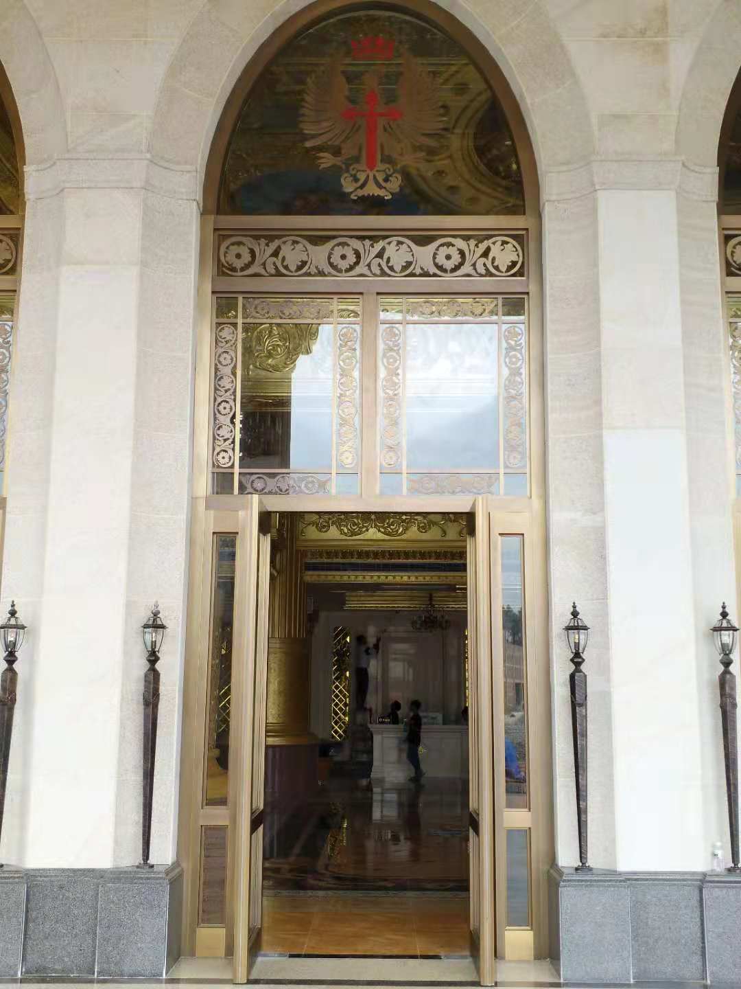 豪華教（jiāo）堂門