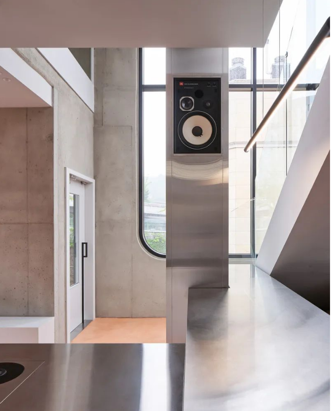 空間敘述 | 銀色為主的不鏽鋼裝飾